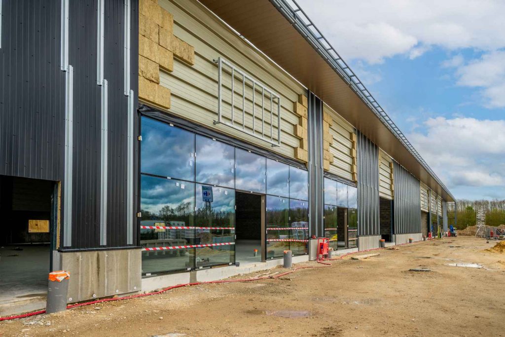 Chantier murs rideaux pour nouveau centre commercial